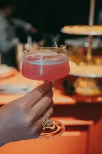 Drink Signature no Casamento: Como Criar o Coquetel que Vai Contar a História de Vocês
